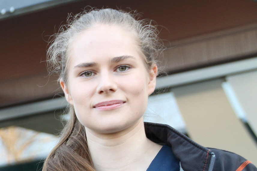 Bild på Elsa som sitter och arbetar med datorn