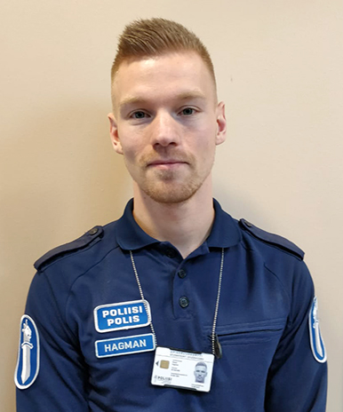 Foto på Simon i polisuniform som berättar sin story